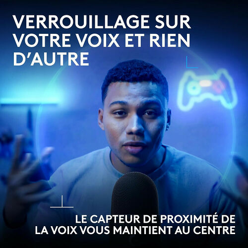 Un homme parle devant un microphone, avec un texte en blanc sur fond bleu indiquant que le capteur de proximité de la voix te maintient au centre.