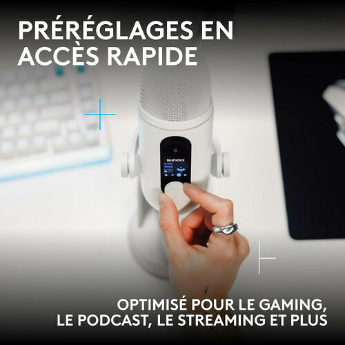 Une main ajuste les réglages sur un microphone Blue Voice blanc, conçu pour le gaming, le podcasting et le streaming.