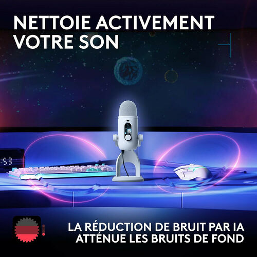 Un microphone blanc sur un pied, accompagné d'un clavier et d'une souris gamer, le tout sur un bureau éclairé par des néons bleus et violets dans un décor spatial.