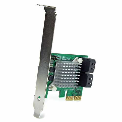 Carte réseau PCIe avec un dissipateur thermique métallique et deux ports Ethernet noirs.