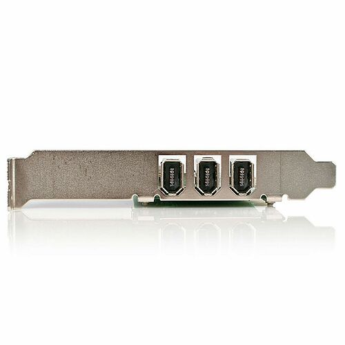 Carte graphique avec trois ports de sortie DisplayPort sur un support métallique argenté.