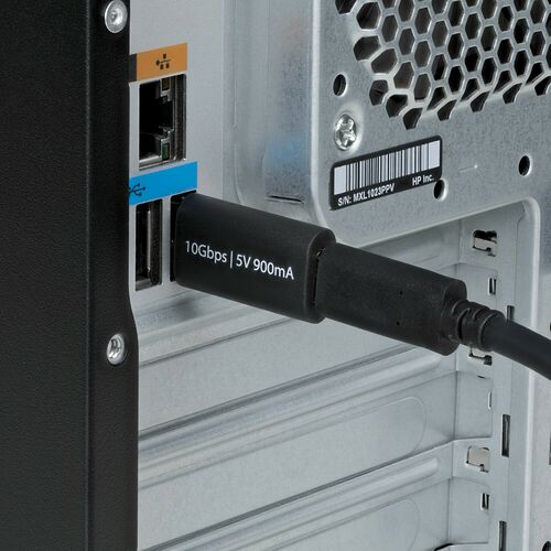 Gros plan sur l'arrière d'un PC HP montrant les ports de connexion, incluant un port USB-C avec un câble branché indiquant un débit de 10Gbps.