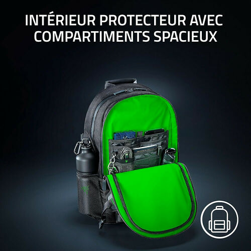 Sac à dos vert et noir avec de nombreux compartiments de rangement ouverts, montrant des accessoires comme une gourde et des petits objets.