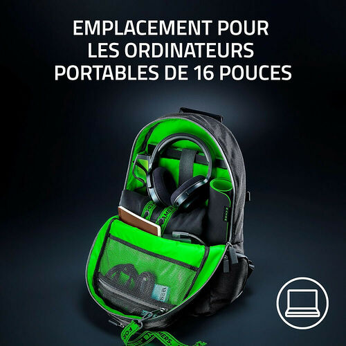 Sac à dos vert et noir ouvert, contenant un casque audio noir et des accessoires, avec un emplacement prévu pour un ordinateur portable de 16 pouces.