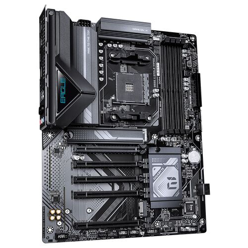Carte mère Gigabyte Eagle AX avec dissipateurs thermiques noirs et motifs gris, équipée de plusieurs emplacements pour mémoire RAM et ports PCIe.