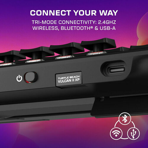 Clavier sans fil Turtle Beach Vulcan II XP avec connectivité tri-mode : 2,4 GHz, Bluetooth et USB-A. On aperçoit le bouton d'alimentation et le port de connexion sur le châssis noir.