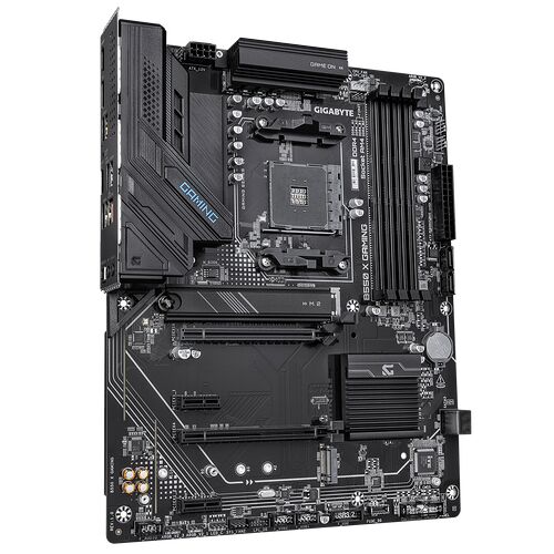 Carte mère Gigabyte B550 X Gaming, de couleur noire avec des dissipateurs thermiques gris foncé, présentant plusieurs emplacements pour mémoire RAM et des ports d'extension PCIe.