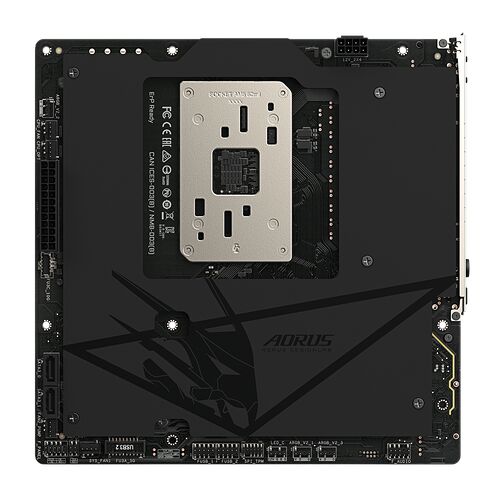 Carte mère Gigabyte Aorus avec socket AM5, de couleur noire avec des détails graphiques sur le dissipateur thermique.