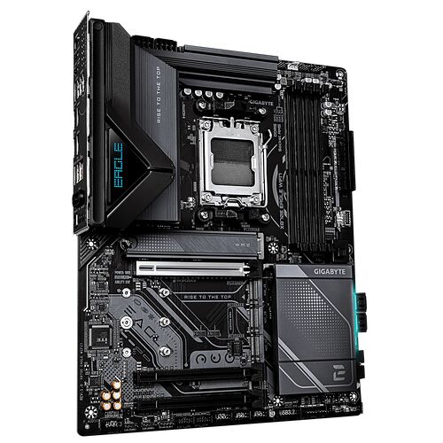 Carte mère Gigabyte X670E Eagle WiFi avec dissipateurs thermiques noirs et détails gris, prête pour un processeur AM5.