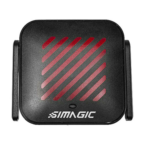 Un haut-parleur Simagic de couleur noire avec une grille de protection striée de rouge sur la face avant.