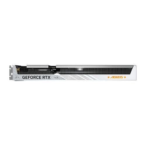 Carte graphique Aorus GeForce RTX avec un design blanc et gris et un système de refroidissement à plusieurs ventilateurs.