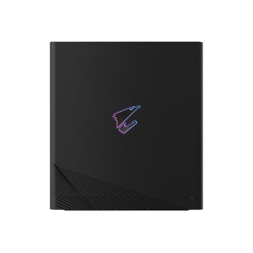 Boîtier PC noir avec le logo éclairé de la marque ASUS sur la façade avant.