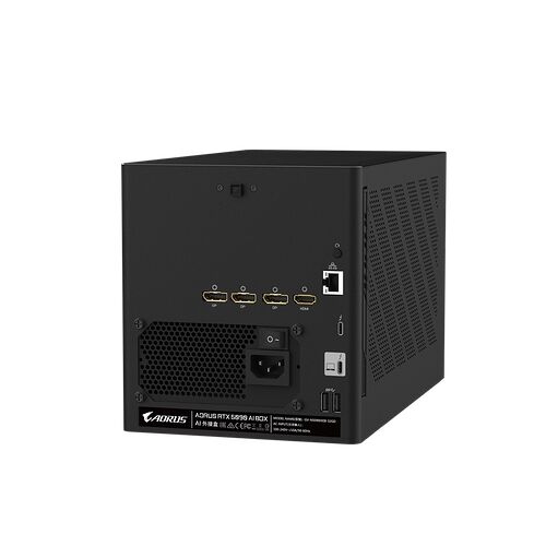 Arrière d'un PC Aorus avec plusieurs ports de connexion, notamment deux ports DisplayPort et un port HDMI, ainsi qu'une prise d'alimentation secteur.