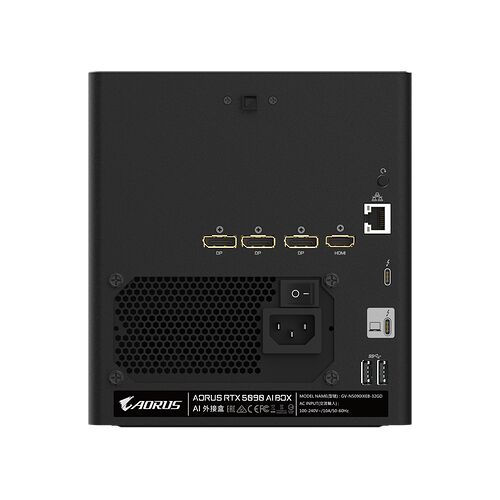 L'arrière d'une carte graphique Aorus avec trois ports DisplayPort, un port HDMI, une prise d'alimentation et un port USB-C.