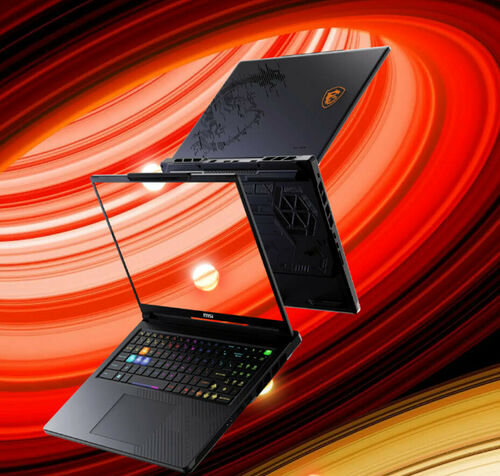 Un ordinateur portable MSI de couleur noire avec un clavier rétroéclairé multicolore, présenté avec l'écran ouvert et l'arrière de l'ordinateur visible sur un fond abstrait rouge et orange.
