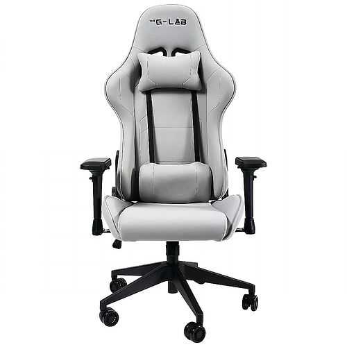 Chaise gaming G-LAB de couleur grise avec un repose-tête et un coussin lombaire assortis. Elle possède des accoudoirs noirs et une base à cinq branches avec roulettes.