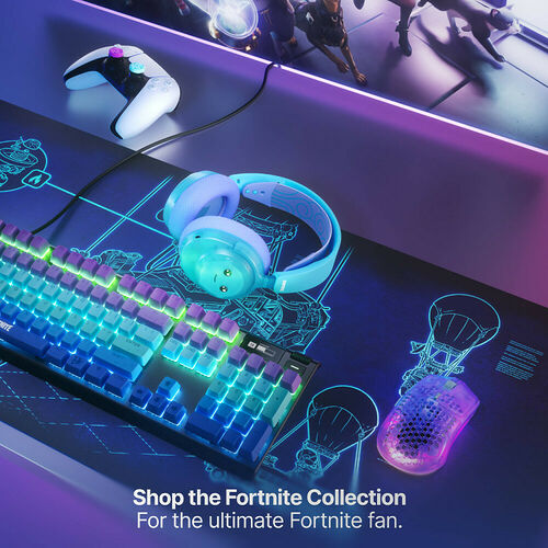 Ensemble de périphériques gaming Fortnite comprenant un clavier rétroéclairé, une souris sans fil, un casque bleu clair et une manette blanche.