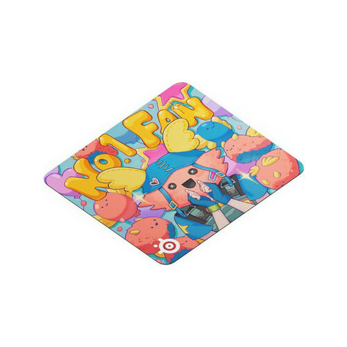Tapis de souris SteelSeries avec un motif coloré de style cartoon représentant des personnages et l'inscription "No. 1 Fan".