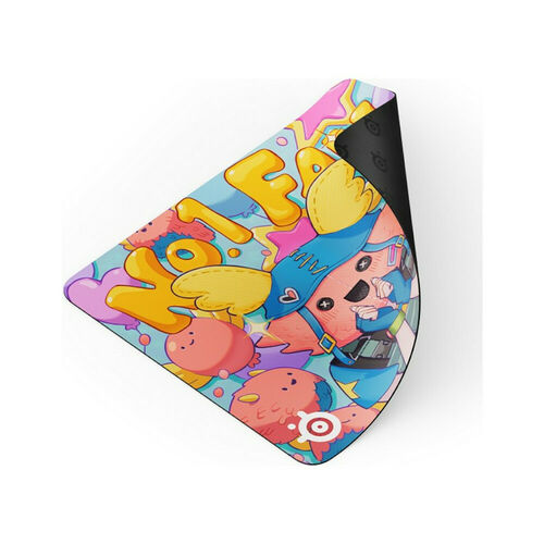 Tapis de souris coloré avec des illustrations de personnages de style cartoon et des lettres stylisées sur un fond bleu et rose.