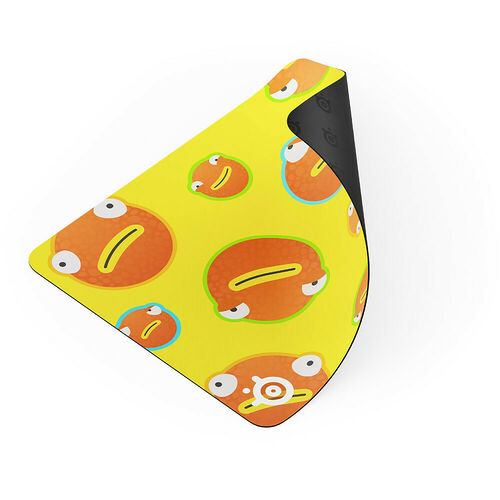 Tapis de souris de forme irrégulière avec un motif coloré de personnages orange et jaune sur fond jaune.