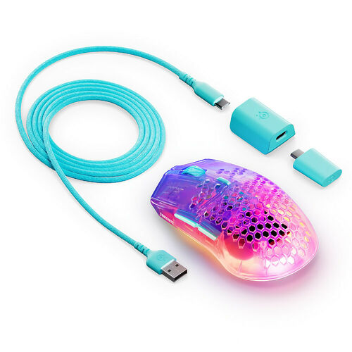 Souris gaming HyperX de couleur turquoise avec un design perforé et un éclairage RGB multicolore, accompagnée de son câble USB et de son adaptateur.