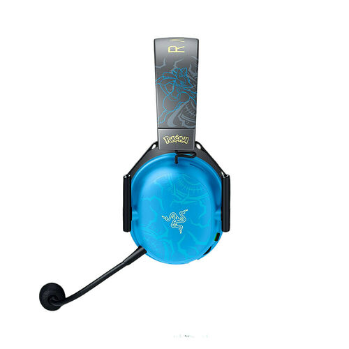 Casque Razer bleu avec des motifs Pokémon et le logo Razer sur l'écouteur. Il possède un micro flexible noir.