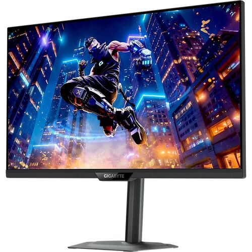 Écran de PC Gamer Gigabyte affichant une scène d'action urbaine futuriste avec un personnage en plein saut. L'écran est monté sur un pied réglable noir.