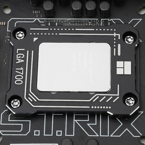 Socket LGA 1700 sur une carte mère ASUS ROG Strix, avec un processeur Intel installé au centre.