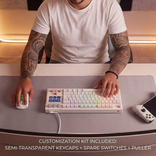Un clavier mécanique blanc avec des touches colorées et un kit de personnalisation comprenant des touches semi-transparentes, des switches de rechange et un extracteur.