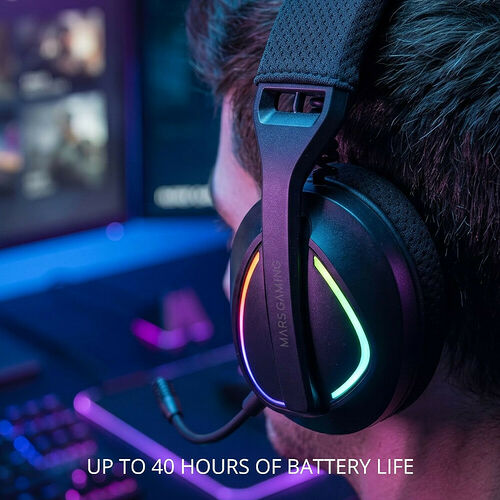 Un casque gaming Mars Gaming porté par un homme, avec un éclairage RGB coloré sur l'écouteur et une autonomie de batterie allant jusqu'à 40 heures.