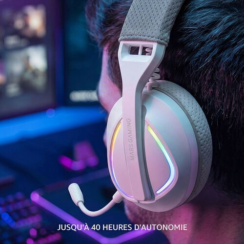 Un casque gaming blanc de la marque Mars Gaming porté par une personne, avec un micro intégré et des effets lumineux sur les écouteurs. L'image mentionne jusqu'à 40 heures d'autonomie.