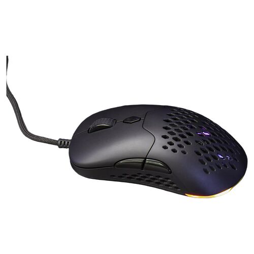 Souris gamer noire avec un design perforé pour la ventilation et un éclairage RGB orange sur le dessous. Elle est reliée par un câble tressé.