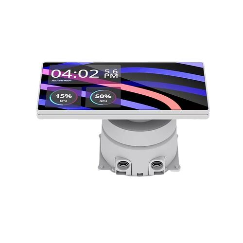 Écran de monitoring interne pour PC affichant l'heure et les statistiques de performance CPU et GPU sur un support blanc.