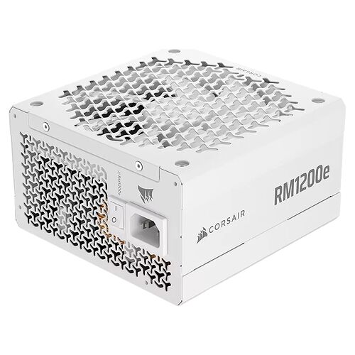 Bloc d'alimentation Corsair RM1200e de couleur blanche avec une grille de ventilation sur le dessus et sur les côtés.