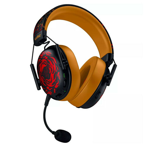 Casque Razer avec un design noir et orange arborant des motifs rouges sur les écouteurs et l'arceau, équipé d'un micro déporté.