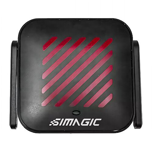 Un haut-parleur Simagic de couleur noire avec des rayures diagonales rouges sur la face avant.
