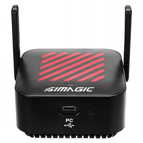 Un boîtier de réception Simagic noir avec deux antennes, doté de bandes rouges sur le dessus et d'un port USB pour la connexion au PC.