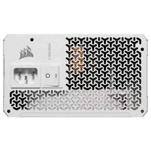 Bloc d'alimentation Corsair RM1200e de couleur argentée, avec une grille de ventilation et un interrupteur marche/arrêt.