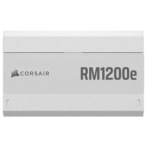 Bloc d'alimentation Corsair RM1200e de couleur argentée.