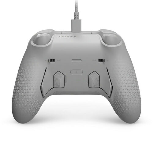 Manette de jeu Scuf grise avec des textures antidérapantes sur les poignées et des palettes de contrôle à l'arrière. Elle est reliée par un câble USB.