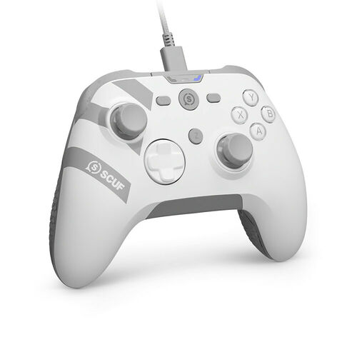 Manette de jeu Scuf blanche et grise avec des détails gris foncé, munie de joysticks et de boutons classiques, reliée par un câble USB.