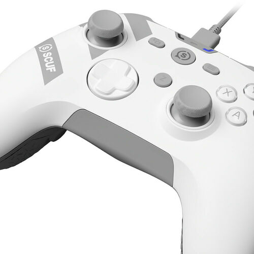 Manette Scuf blanche avec des sticks analogiques gris et des touches de commande grises.