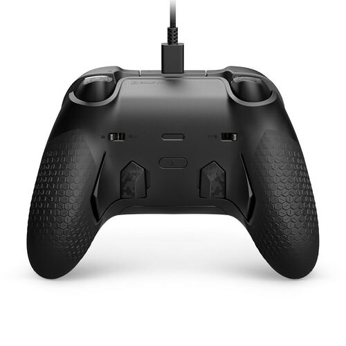 Manette de console noire avec une texture antidérapante sur les poignées et un câble USB relié sur le dessus.