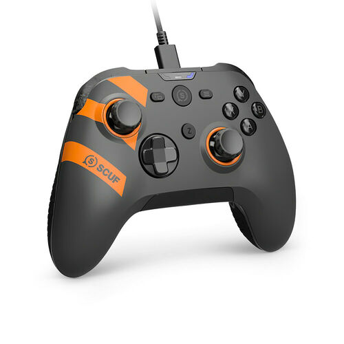 Manette Scuf noire avec des bandes décoratives orange, dotée de sticks analogiques et de boutons classiques.