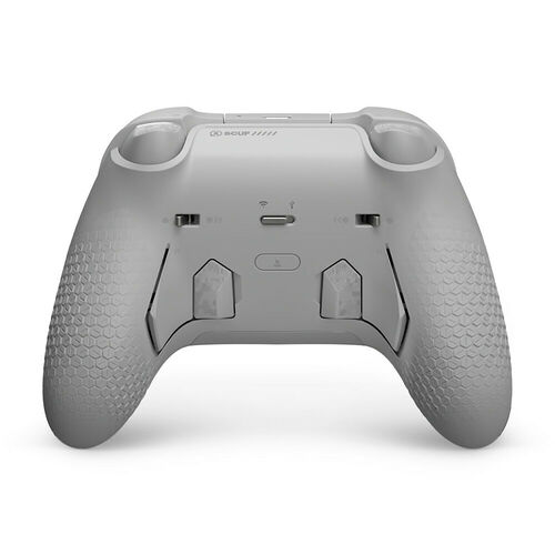 Manette Scuf de couleur grise avec une texture en nid d'abeille sur les poignées et des palettes de commande à l'arrière.