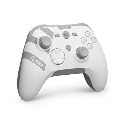 Manette de jeu Scuf blanche et grise avec des détails gris foncé et des sticks analogiques gris.