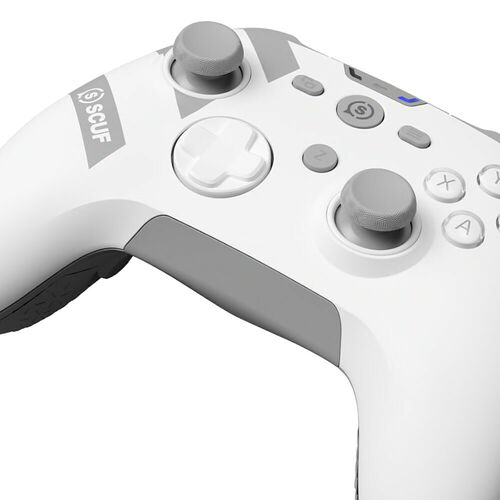 Manette Scuf blanche avec des touches et des sticks analogiques gris.