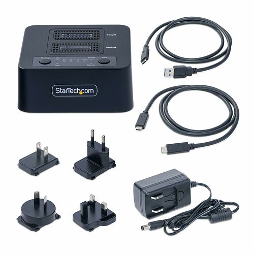 Un kit de connectivité StarTech.com comprenant un hub de transfert de données, deux câbles USB et plusieurs adaptateurs de prise secteur pour une utilisation internationale.