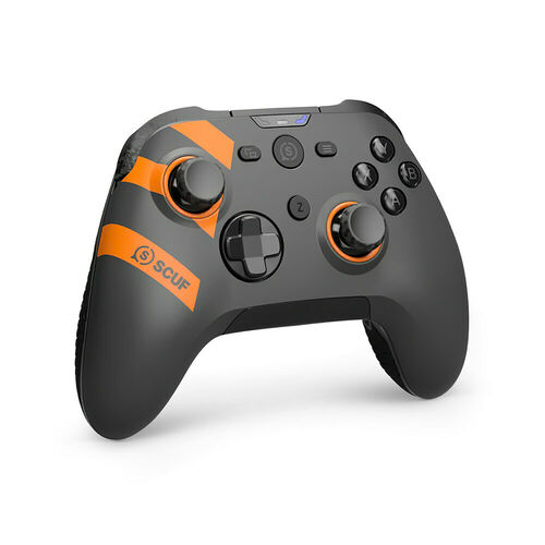 Manette de jeu Scuf noire avec des bandes décoratives orange et des touches de contrôle orange.