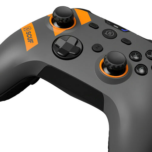 Manette Scuf grise avec des détails orange et des sticks analogiques texturés.